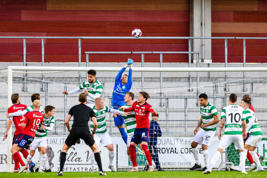 Västerås målvakt Anton Fagerström gör en räddning