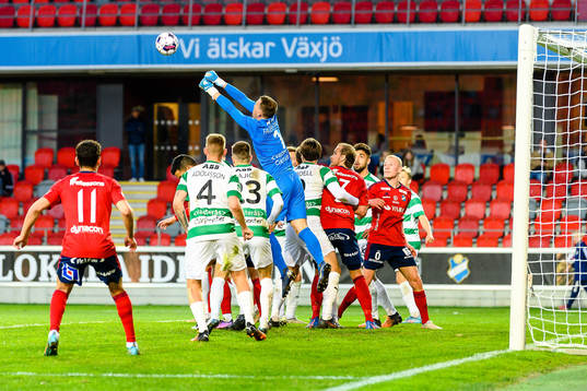 Västerås målvakt Anton Fagerström gör en räddning