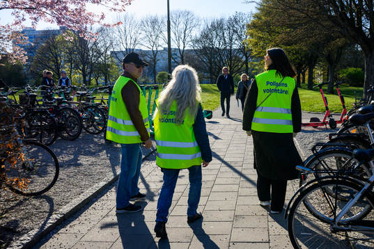 Polisens volontärer utanför Eleda Stadion