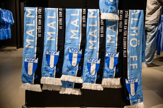 Malmö FFs halsdukar hänger på en stång i shoppen