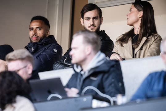 Malmö FFs Isaac Kiese Thelin och Adi Nalic på läktaren