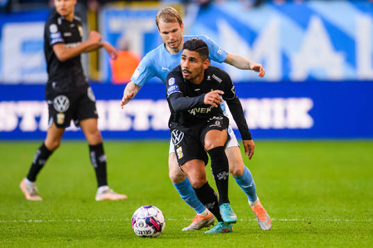 Malmö FFs Oscar Lewicki och IFK Göteborgs Hosam Aiesh