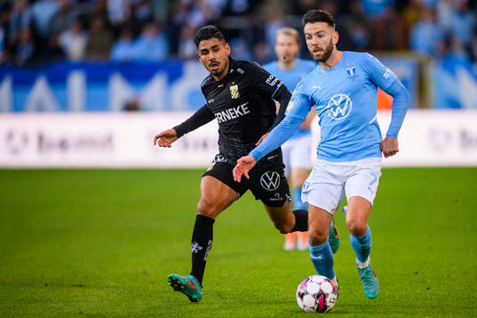 IFK Göteborgs Hosam Aiesh jagar Malmö FFs Erdal Rakip