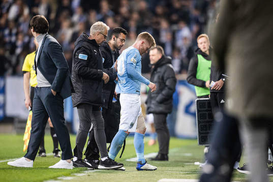 Malmö FFs Anders Christiansen lämnar planen skadad