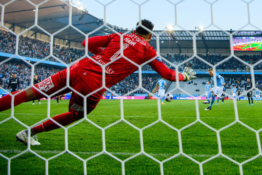 Malmö FFs Anders Christiansen gör 1-0 på straff bakom