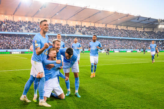 Malmö FFs Anders Christiansen kramas om