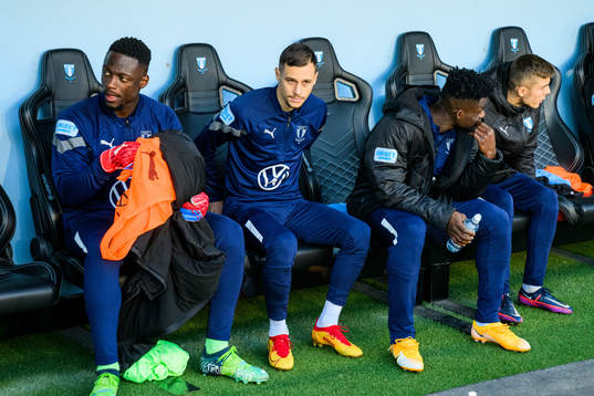 Malmö FFs Ismael Diawara och Veljko Birmancevic på bänken