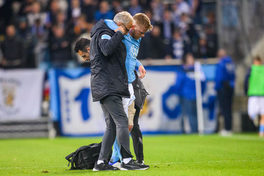 Malmö FFs Anders Christiansen leds av plan med hjälp av