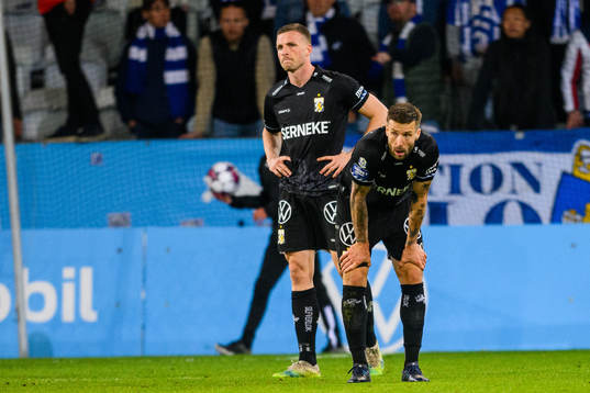 IFK Göteborgs Oscar Wendt och Mattias Bjärsmyr deppar