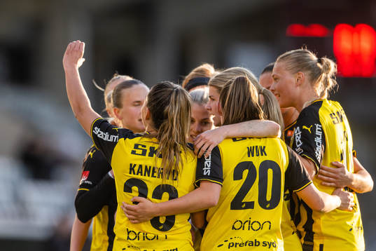 Häckens Johanna Ryttning Kaneryd jublar med lagkamrater