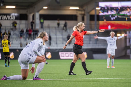 domare Sara Persson dömer straff för Rosengård