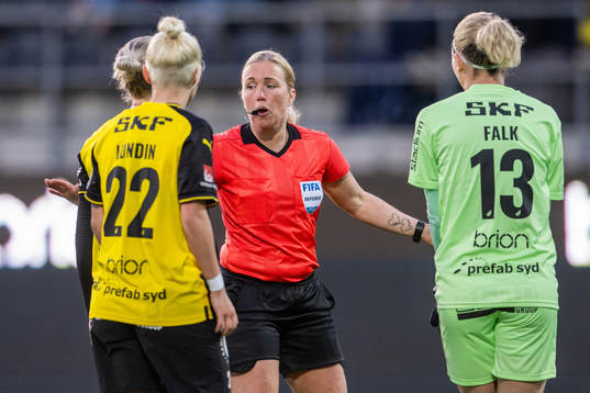 Häckens Marika Bergman Lundin och målvakt Jennifer Falk