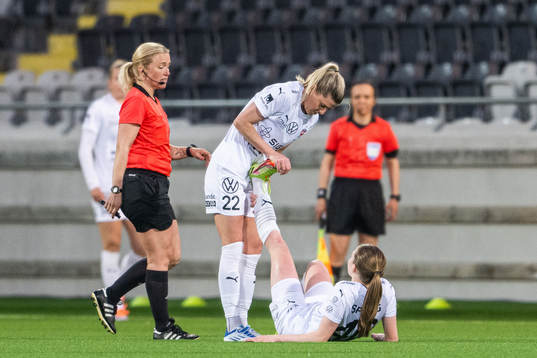 Rosengårds Olivia Schough hjälper Bea Sprung som har kramp