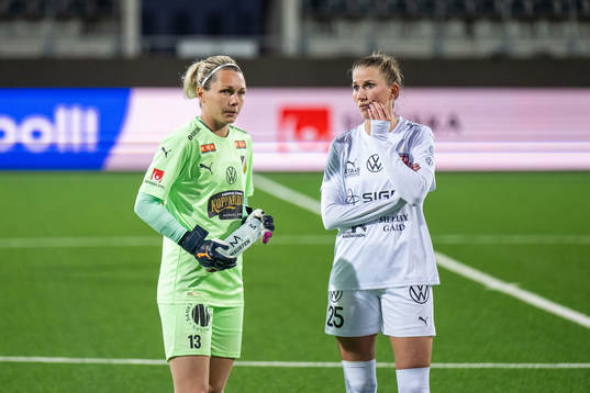 Häckens målvakt Jennifer Falk och Rosengårds Emma