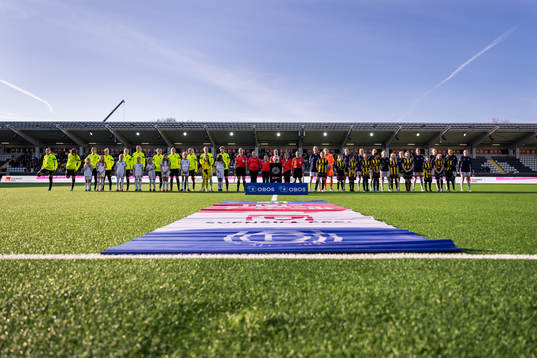 Häckens och Rosengårds spelare vid line up