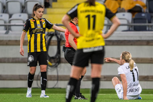 Häckens Anna Julia Csiki reagerar mot Rosengårds Mimmi