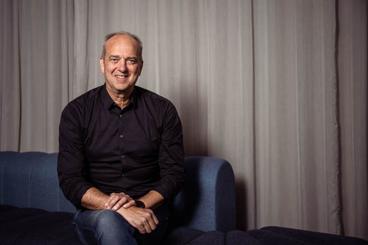 Per Forsberg poserar ett porträtt