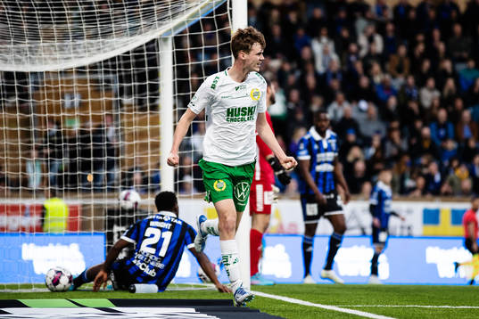 Hammarbys Williot Swedberg jublar