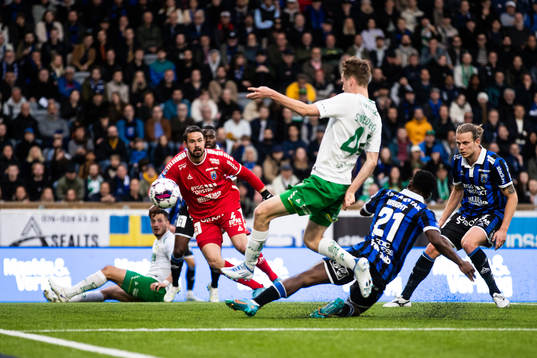 Hammarbys Williot Swedberg gör 0-1 bakom Sirius målvakt