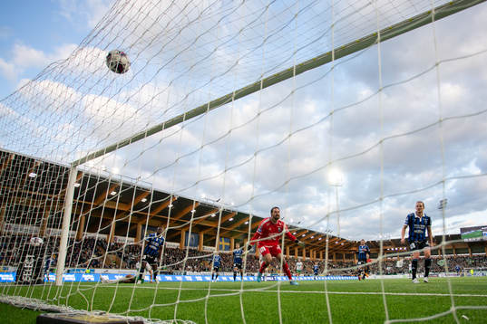 Sirius målvakt Tommi Vaiho släpper in 0-1 av Hammarbys