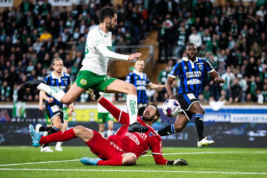 Hammarbys Nahir Besara och Sirius målvakt Tommi Vaiho