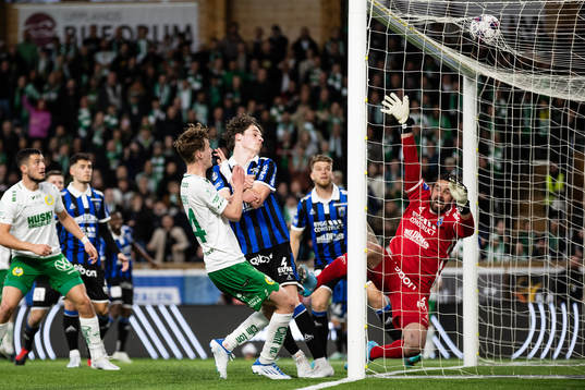 Hammarbys Williot Swedberg gör 0-3 bakom Sirius målvakt