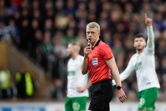 Domare Adam Ladebäckunder fotbollsmatchen i Allsvenskan