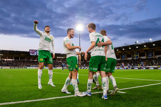 Hammarbys Williot Swedberg jublar med lagkamrater