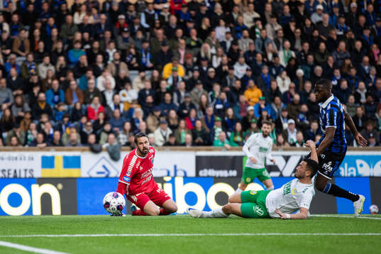 Sirius målvakt Tommi Vaiho och Hammarbys Astrit Selmani