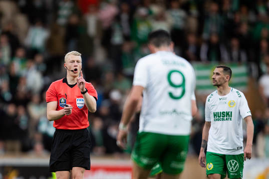 Domare Adam Ladebäckunder fotbollsmatchen i Allsvenskan
