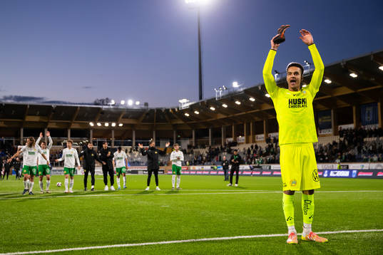 Hammarbys målvakt Oliver Dovin jublar