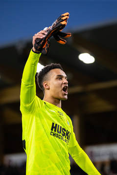 Hammarbys målvakt Oliver Dovin jublar