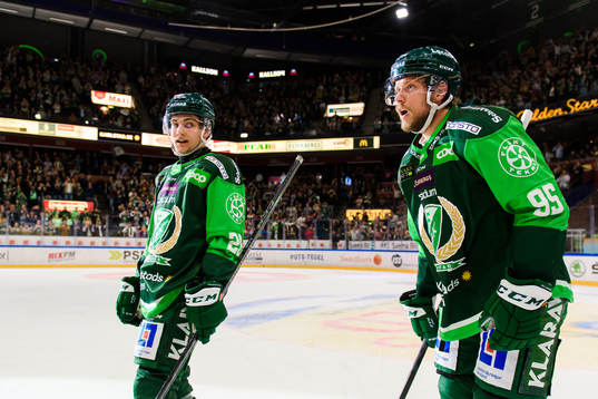 Färjestads Joel Nyström och Jacob de la Rose jublar
