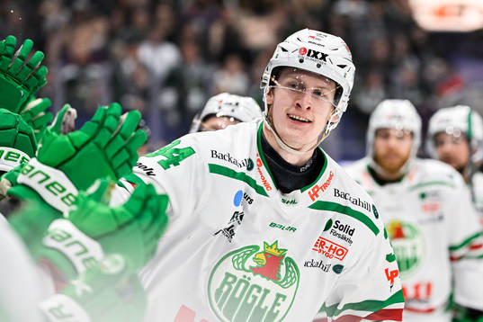 Rögles Adam Edström jublar