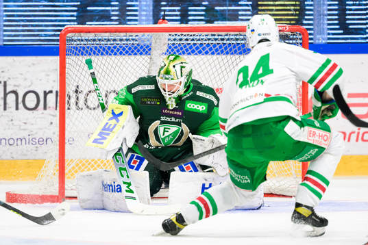Färjestads målvakt Dominik Furch och Rögles Adam Edström