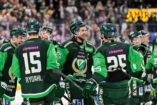 Färjestads Linus Johansson jublar med lagkamrater