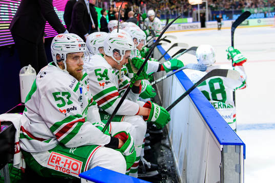 Rögles Vojtech Mozik deppar med lagkamrater