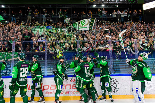 Färjestads spelare jublar