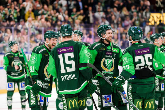 Färjestads Theodor Lennström och Linus Johansson jublar