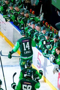 Färjestads Victor Ejdsell jublar med lagkamrater