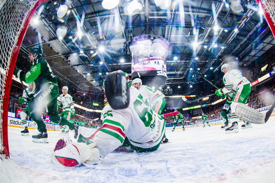 Rögles målvakt Christoffer Rifalk ser på när en puck