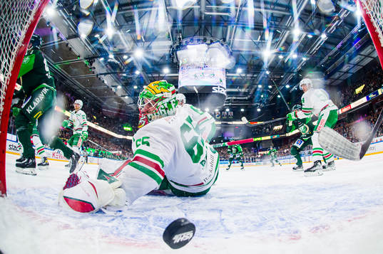 Rögles målvakt Christoffer Rifalk ser på när en puck