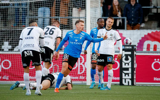 Halmstads Samuel Kroon gör 0-1 och jublar