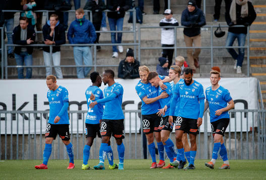 Halmstads Samuel Kroon gör 0-1 och jublar