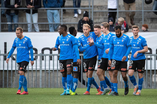 Halmstads Samuel Kroon jublar med lagkamrater