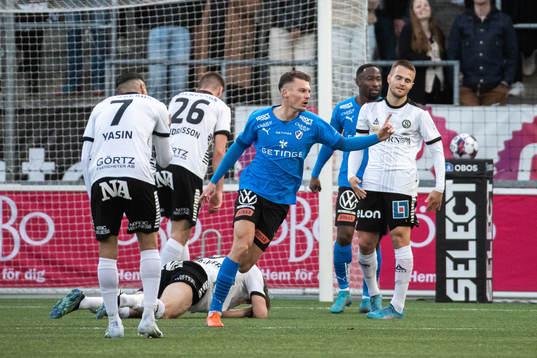 Halmstads Samuel Kroon jublar med lagkamrater
