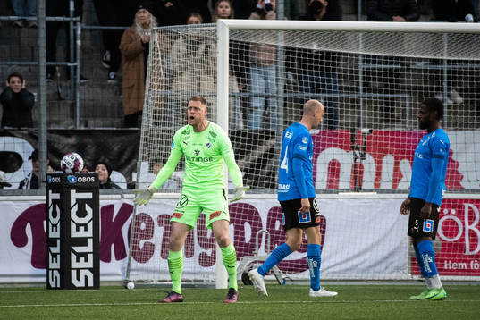 Halmstads målvakt Malkolm Nilsson Säfqvist jublar