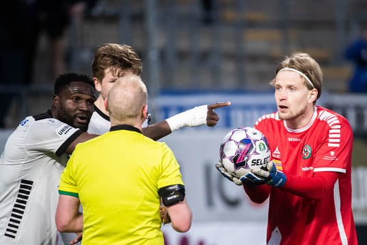 Örebros Nasiru Moro och målvakt William Eskelinen