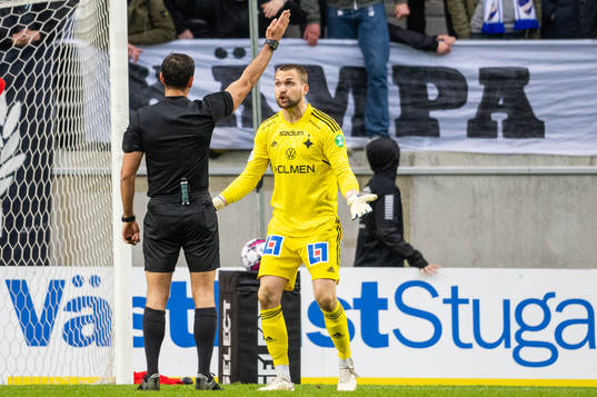 IFK Norrköpings målvakt Oscar Jansson reagerar på ett