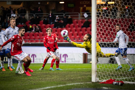 Kalmars Oliver Berg och IFK Norrköpings målvakt Oscar